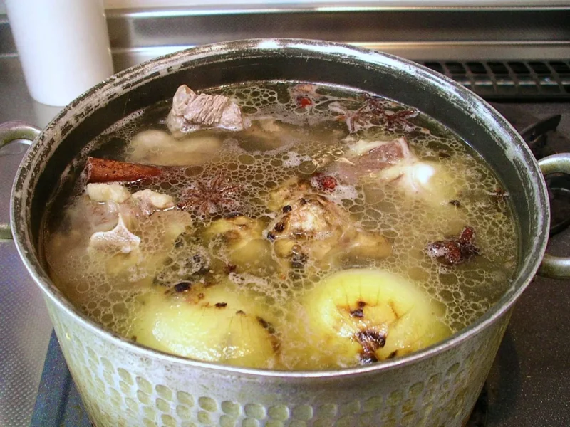 Como quitar la grasas del caldo de cocido