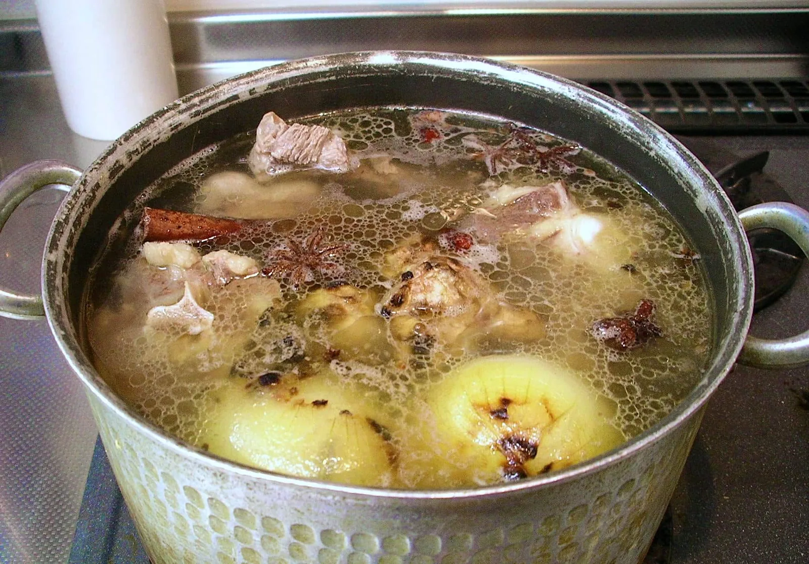 Como quitar la grasas del caldo de cocido