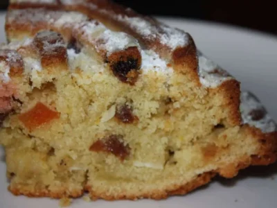 Bizcocho con fruta confitada y chocolate