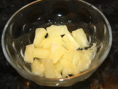 Crema catalana con piña y almíbar