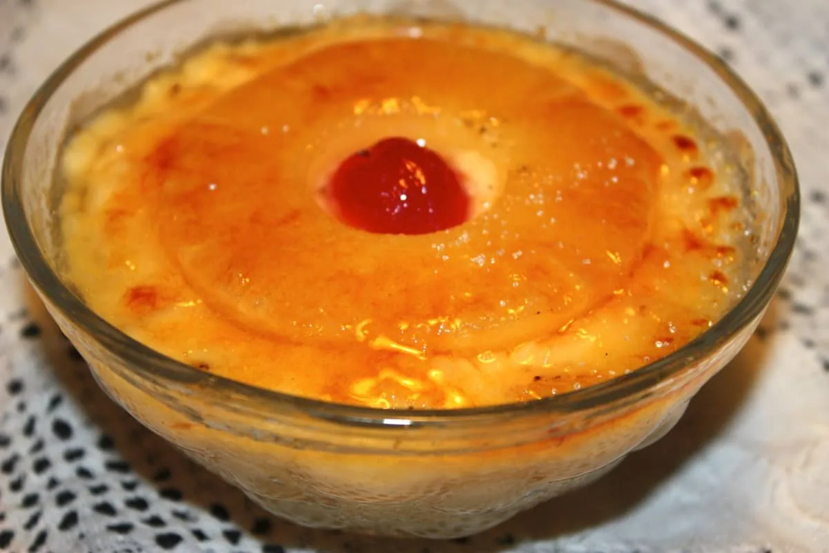 Crema catalana con piña y almíbar