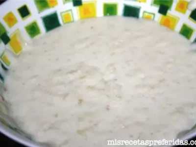 Galets rellenos de carne con verdura sobre una fina capa de bechamel