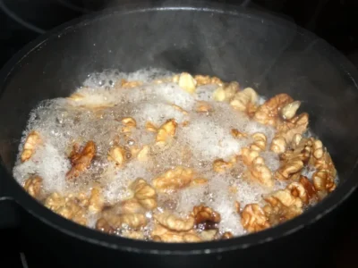 Nueces caramelizadas con nata
