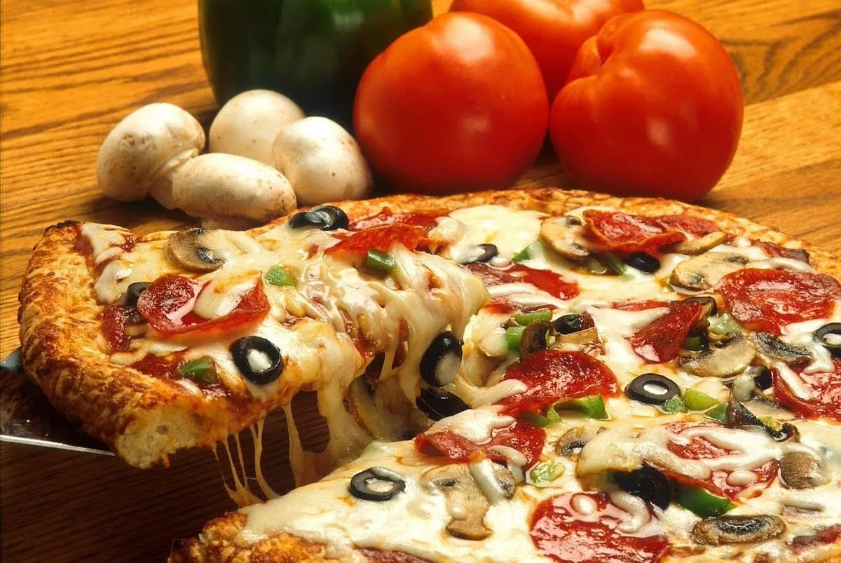 Pizza de atún con pepperoni y champiñones