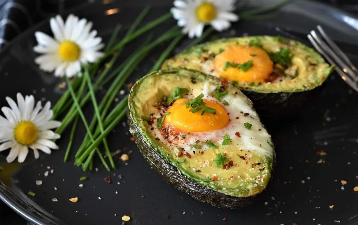 Huevos al horno con aguacate