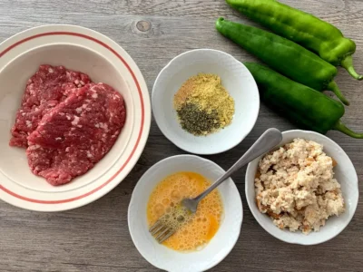 Pimientos verdes rellenos en salsa
