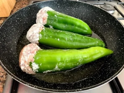 Pimientos verdes rellenos en salsa