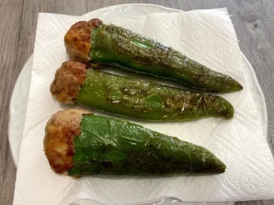 Pimientos verdes rellenos en salsa