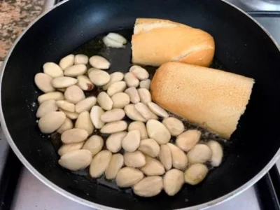 Pimientos verdes rellenos en salsa