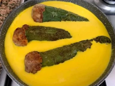 Pimientos verdes rellenos en salsa