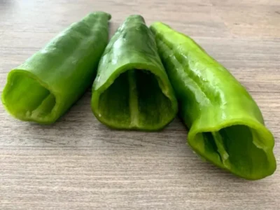 Pimientos verdes rellenos en salsa
