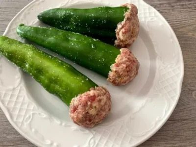 Pimientos verdes rellenos en salsa
