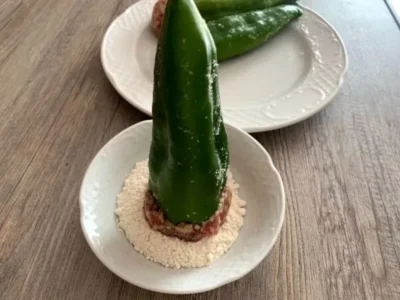 Pimientos verdes rellenos en salsa