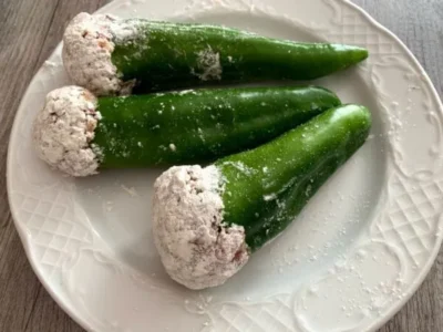 Pimientos verdes rellenos en salsa