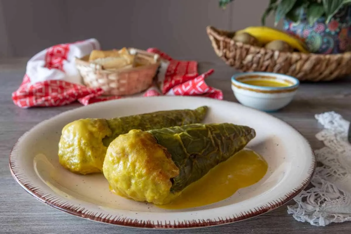 Pimientos verdes rellenos en salsa