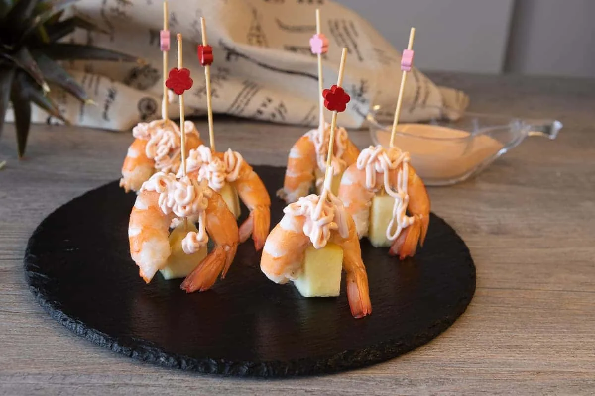 Pinchos de gambas con piña