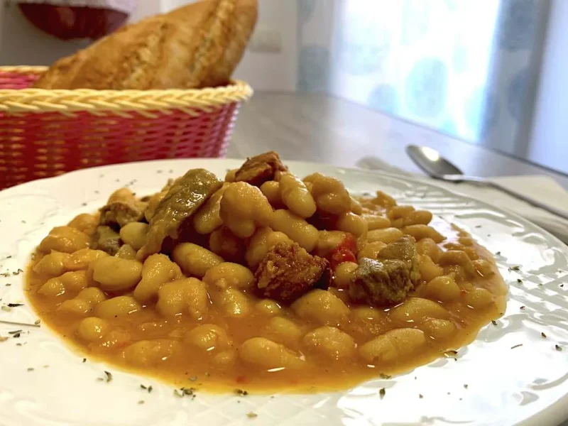 Alubias con garbanzos carne y chorizo