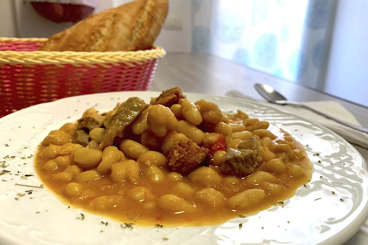 Alubias con garbanzos carne y chorizo