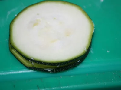 Calabacín relleno de quesos y york