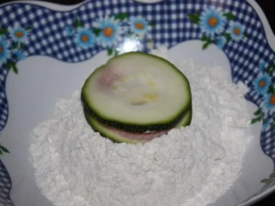 Calabacín relleno de quesos y york