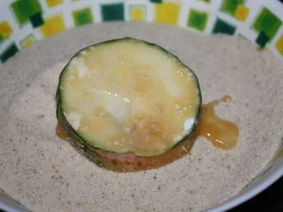 Calabacín relleno de quesos y york