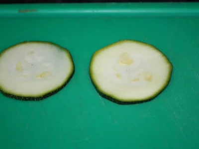 Calabacín relleno de quesos y york