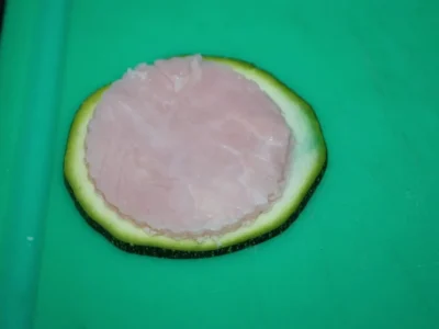 Calabacín relleno de quesos y york