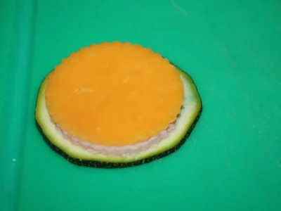 Calabacín relleno de quesos y york