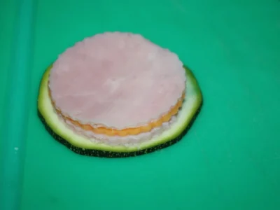 Calabacín relleno de quesos y york