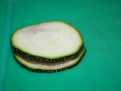 Calabacín relleno de quesos y york