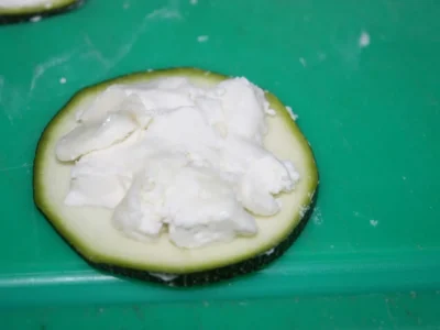 Calabacín relleno de quesos y york