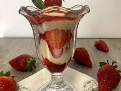 Copa de crema pastelera con fresas