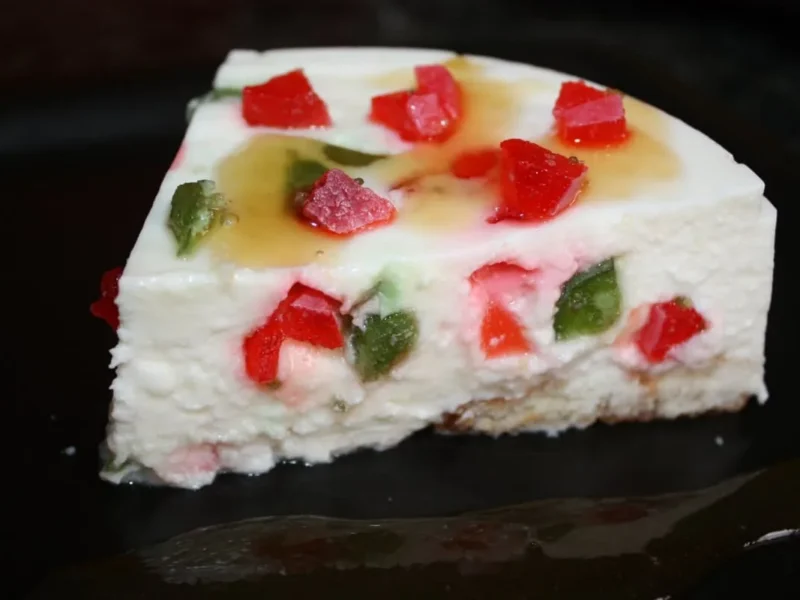 Cuajada con fruta confitada y bizcocho