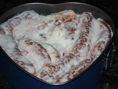 Cuajada con fruta confitada y bizcocho