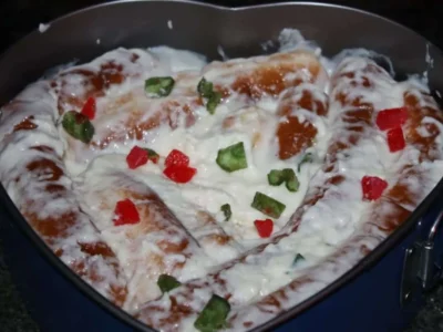 Cuajada con fruta confitada y bizcocho