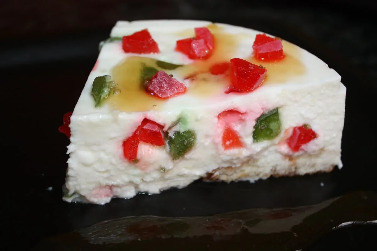 Cuajada con fruta confitada y bizcocho