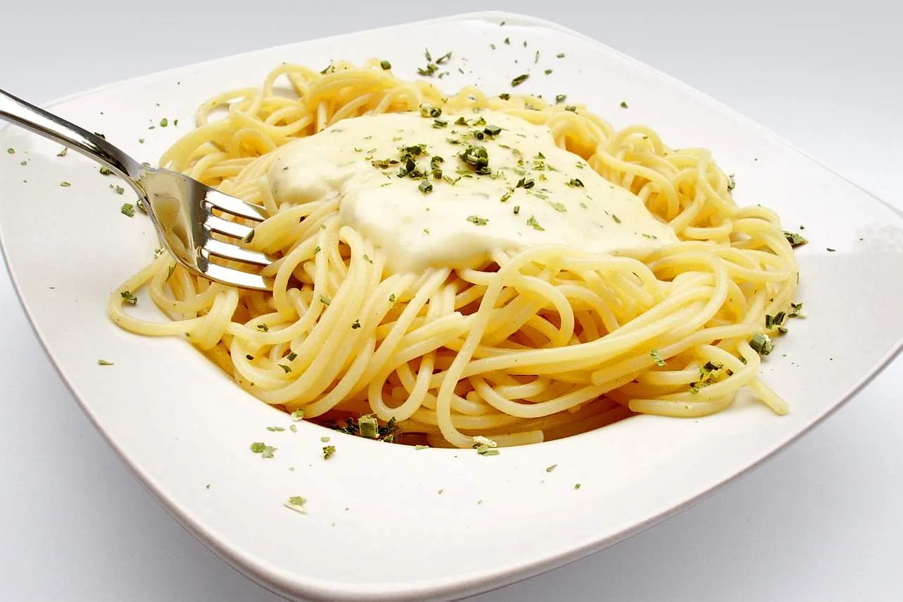Espaguetis con crema de yogur