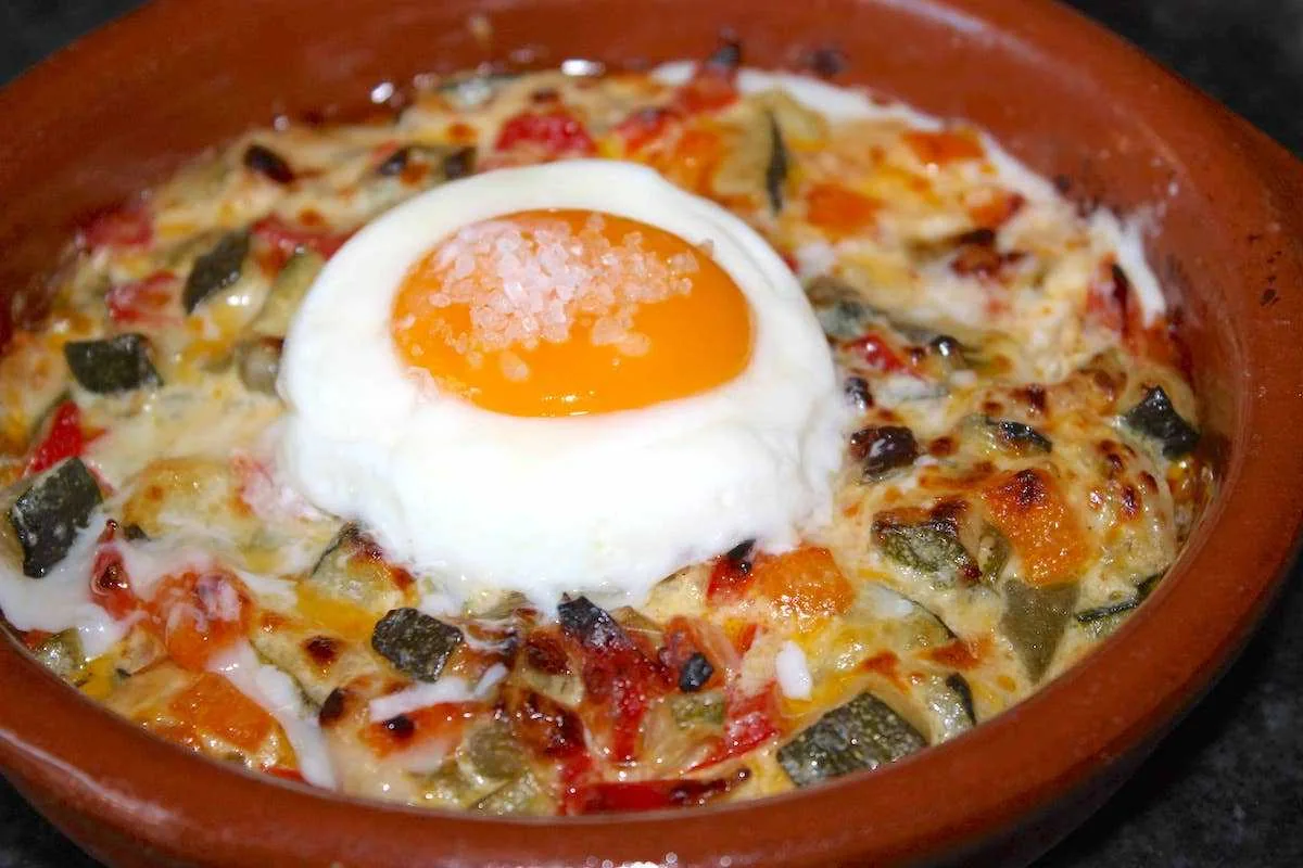Revuelto de verduras con nata al horno