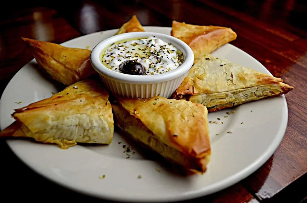 Triángulos de pasta filo rellenos