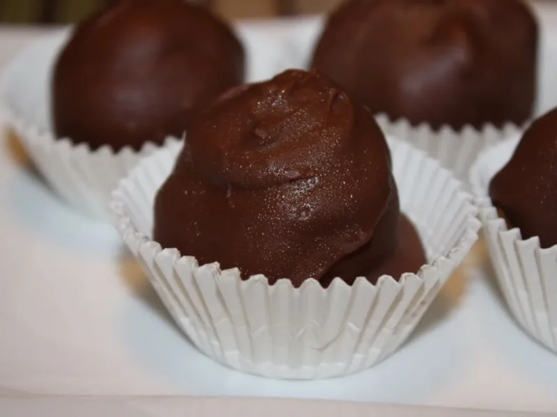 Bombones dos chocolates con galletas y nueces