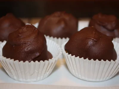Bombones dos chocolates con galletas y nueces