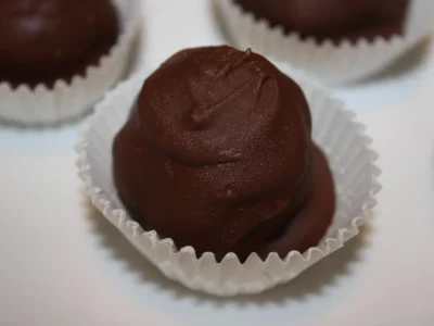 Bombones dos chocolates con galletas y nueces
