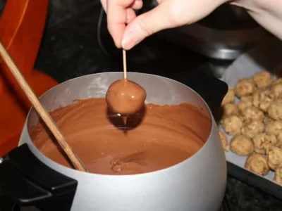 Bombones dos chocolates con galletas y nueces