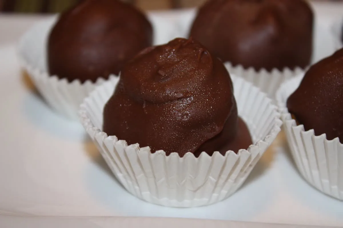 Bombones dos chocolates con galletas y nueces