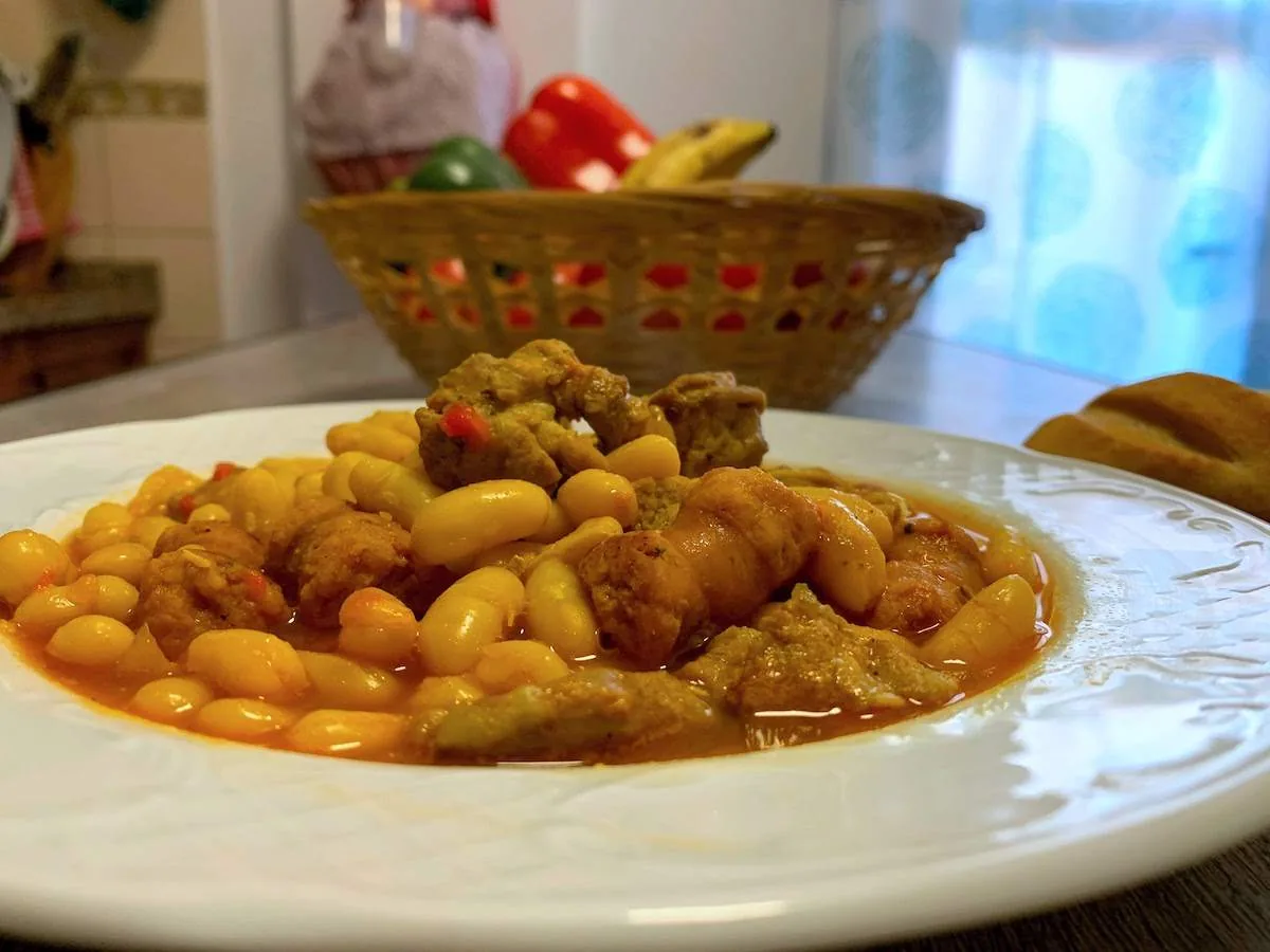 Guiso de alubias blancas con carne