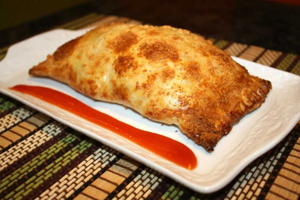 Hojaldre relleno de salmón y huevo duro