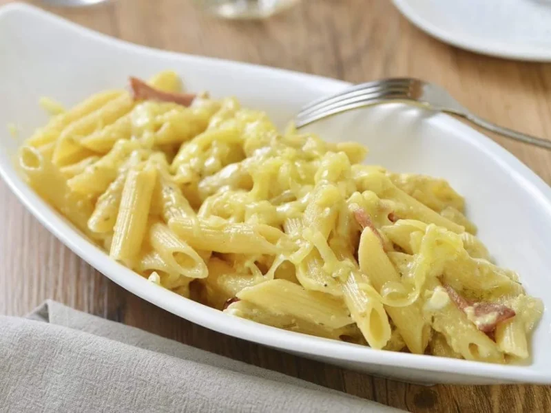 Macarrones con bechamel y lacón