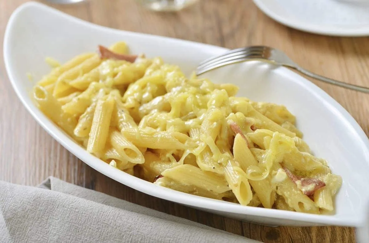 Macarrones con bechamel y lacón