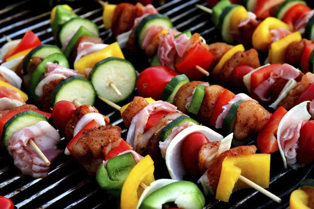 Pinchos con verduras carne y beicon