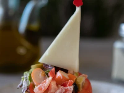 Barquitos de tomate rellenos de ensalada y verduras